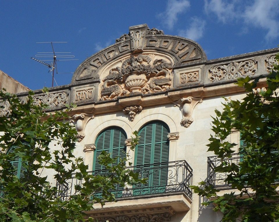 Fachada Llucmajor de estilo modernista.